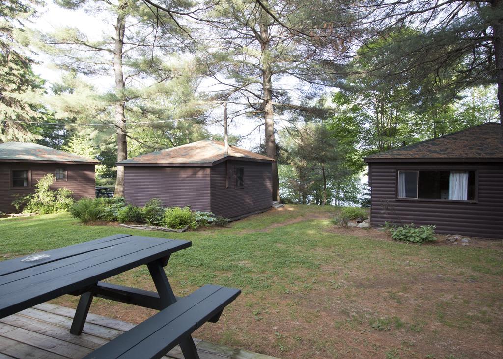 The Pines Cottage Resort Oxtongue Lake Bagian luar foto