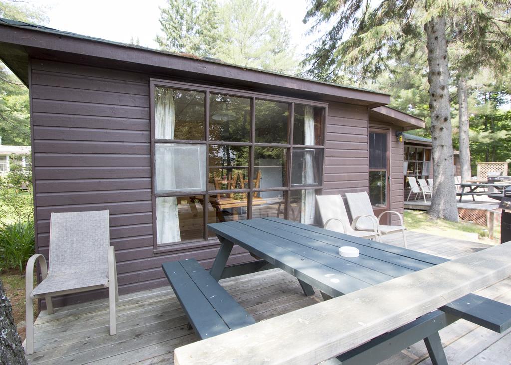 The Pines Cottage Resort Oxtongue Lake Bagian luar foto