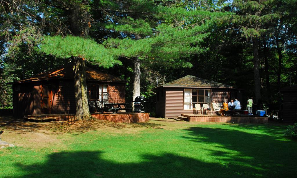 The Pines Cottage Resort Oxtongue Lake Bagian luar foto